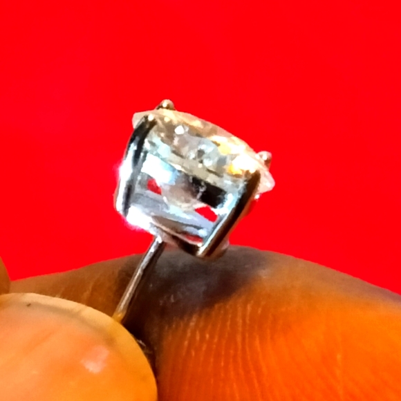 Moissanite diamond stud earring 4kt. - Picture 8 of 12